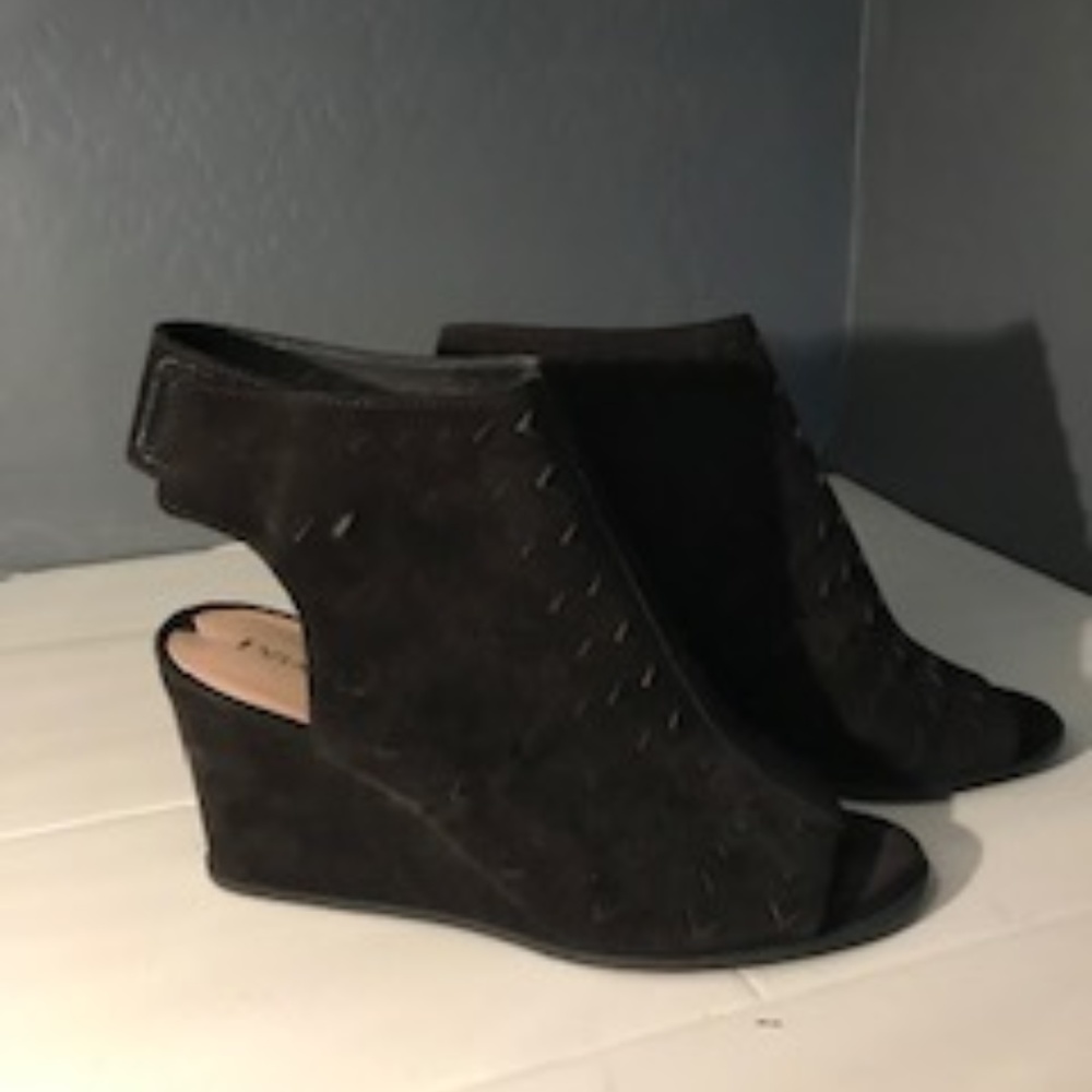 BLACK WEDGE